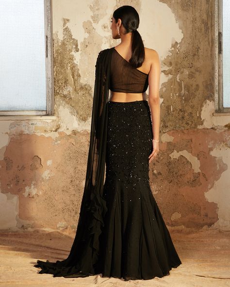 Blouse On Black Lehenga, Heavy Designer Lehenga, Black Indian Outfits For Women, One Shoulder Indian Outfits, Black Indo Western Dress, Roka Outfits, One Shoulder Lehenga, Lengha Design, Painter Photography