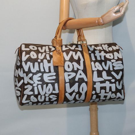 Brand: Louis Vuitton Model: Keepall 50 Color: Multicolour Material: Canvas Inclusions: Name tag Dimensions: W50cm x H27cm x D22cm Serial number: FL0041 Country of origin: France Condition: B - good condition. This Louis Vuitton Keepall 50 Boston bag features a classic monogram design with white accents, making it a chic choice for anyone. Crafted from high-quality Monogram canvas, it offers both style and functionality, perfect for travel or daily use. The exterior displays signs of losing shape Louis Vuitton Keepall 50, Canvas Travel Bag, Classic Monogram, Louis Vuitton Keepall, Monogram Design, Boston Bag, White Accents, Monogram Canvas, Travel Bag