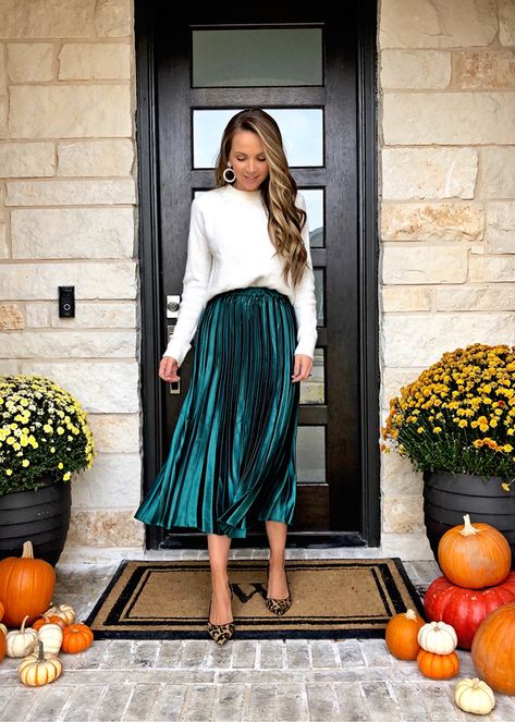 white sweater and green pleated midi skirt | merricksart.com #midiskirt #sweaterandskirt Green Pleated Skirt, Silvester Outfit, Pleated Skirt Outfit, Cute Christmas Outfits, Chique Outfit, Christmas Outfits Women, Outfits Dressy, Christmas Party Outfit, Midi Skirt Outfit