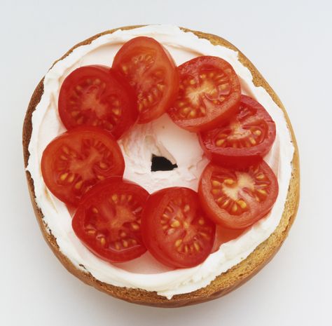 Toast a whole-wheat bagel or English muffin. Spread low-fat cream cheese on both sides and then top with 2 sliced plum tomatoes.  - WomansDay.com Bagel With Cream Cheese And Tomato, Cream Cheese And Tomato, Best Healthy Breakfast, Bagel With Cream Cheese, Whole Wheat Bagel, Ww Breakfast, Bagel Toppings, Breakfast In A Jar, Fruit And Nut Bars