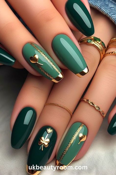 Sparkly Nail Designs, Saint Patrick Nail, St Patricks Day Nails, Elegant Nail Designs, Green Nail Designs, Stylish Nails Designs, Irish Culture, Green Nail, Geometric Nail