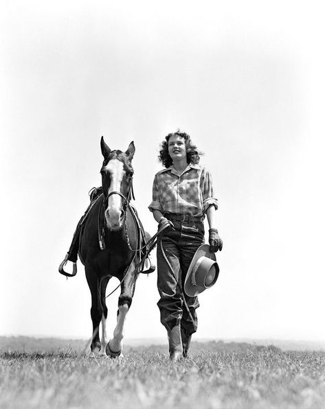 cowgirl Cowgirl Look, Cowgirl Magazine, Retro Pictures, Cowgirl Art, Woman Walking, Cowgirl Aesthetic, Vintage Cowgirl, Cowboy Party, Western Aesthetic