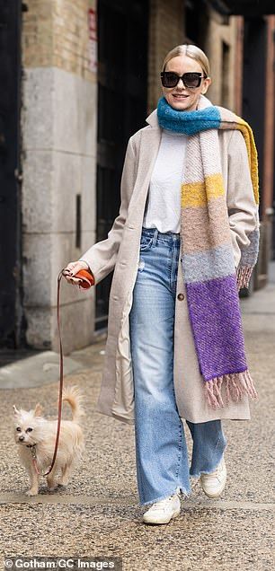 Naomi Watts dons large colorful scarf to walk her rescue dog Izzy in NYC... after chatting about her 150lb canine co-star in upcoming film The Friend | Daily Mail Online Naomi Watts Street Style, Naomi Watts Style, Emma Stone Street Style, New York January, Jackie O Style, Milo Ventimiglia, How To Wear A Scarf, Celebrity Sightings, Shirt Tucked In