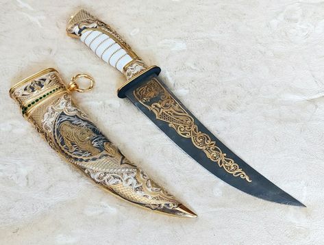 Before you is a Tiger knife, unique in its beauty and splendor of finishing. This knife is made of excellent quality Damascus steel, decorated with engravings made using gilding and nickel plating, as well as jewelry inserts made of cubic zirconia. The knife handle is made of brass and white genuine leather, which gives it a noble appearance and ease of use. This knife can be given to both your boss and your beloved man for his birthday. Jewelry inserts: cubic zirconia Blade steel: contrasting Damascus Handle material: genuine leather, brass Overall length 15.7 inches, Blade length 9 inches Material: brass, genuine leather Plating: gold, nickel, blackening Packing: wood box Fantasy Dagger, Fantasy Blade, Knife Aesthetic, Armadura Cosplay, Pretty Knives, Golden Tiger, Dagger Knife, Nickel Plating, Cool Swords