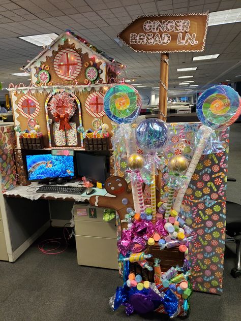 Cubicle Christmas Decorations Contest, Gingerbread Office, Christmas Desk Decorations, Diy Gingerbread House, Christmas Cubicle, Cubicle Decorations, Christmas Cubicle Decorations, Ginger Bread House Diy, Diy Gingerbread