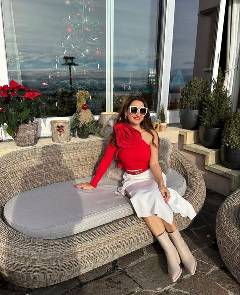 White Chic Outfit, Chic Christmas Outfit, Red And White Outfit, White Skirt Outfit, Red And White Outfits, White Skirt Outfits, Chic Ootd, White Chic, Outfit Red