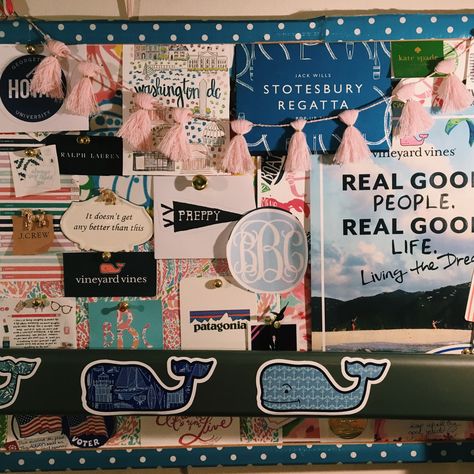 Preppy bulletin board #thecrewprepster #preppy #college #schoolprep Preppy Bulletin Board, Preppy Desk Decor, Board Ideas For Bedroom, Bulletin Board Ideas For Bedroom, Bulletin Boards Ideas, Preppy Desk, Apartment Decorating College, Bedroom Preppy, Preppy Dorm Room