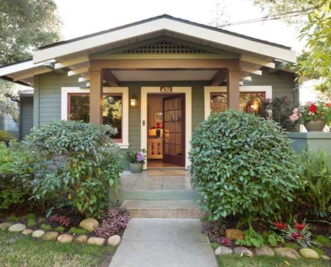 Arts And Crafts Bungalow Exterior, California Craftsman Exterior, Arts And Crafts House Exterior, Bungalow Exterior Colors, Artistic House, Craftsman Bungalow Exterior, Arts And Crafts Style Homes, California Craftsman, Arts And Crafts Bungalow