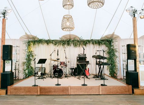 Acoustic Stage Design, Beach Stage Design, Event Stage Design Ideas, Band Backdrop, Wedding Dj Booth, Band Stage, Beach Concert, Wedding Music Band, Concert Stage Design