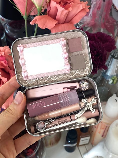 Altoid Makeup Kit, Altoids Makeup Tin, Altoids Tin Makeup Kit, Emergency Makeup Kit, Diy Altoid Wallet, Tin Makeup Kit, Pink Altoids Wallet, Altoid Tin Makeup Kit, Coquette Altoids Wallet