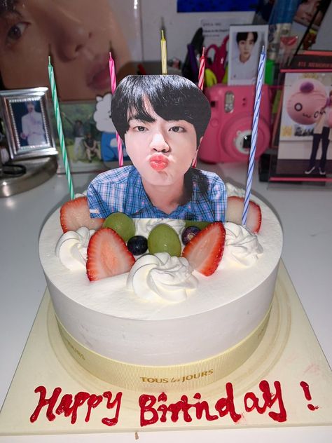 Jin Birthday Cake, Bt21 Dessert, Jungkook Cake Ideas, Kpop Birthday Cake, Jimin Cake, Kpop Cake, Jins Birthday, Bts Party, Bts Cake