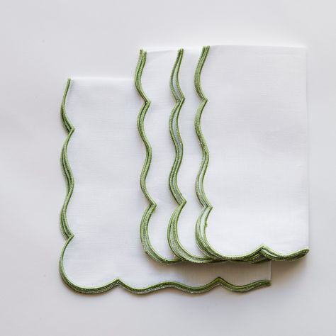 SIMPLE WHITE LINEN NAPKIN WITH A DELICATE SCALLOP EDGE Green Table Settings, White Linen Napkins, Green Tablecloth, Green Napkins, White Napkins, Wedding Place Settings, Green Table, French Floral, Spring Table