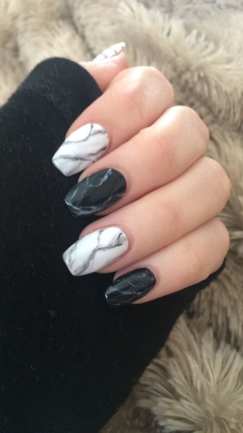 Black and white marble nails Nail Art Blanc, Marbled Nails, Marble Acrylic Nails, Marble Nail Designs, Nails Yellow, Marble Nail Art, Winter Nails Acrylic, White Makeup, White Nail Art