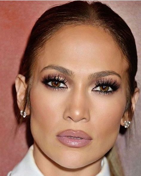 We could not forget J.Lo's gorgeous lashes  - eyeshadow look - makeup look Jlo Short Hair, Jennifer Lopez Short Hair, Jlo Makeup, Jennifer Lopez Makeup, Chrome Designs, Nails Chrome, Trendy Makeup, Celebrity Makeup, Chrome Nails