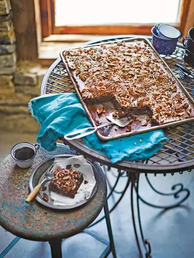 Texas Sheet Cake with Fudge Icing Fudge Icing Recipe, Vintage Pasta, Fudge Icing, Chocolate Mayonnaise Cake, Fresh Apple Cake, Texas Sheet, Southern Desserts, Texas Sheet Cake, Sheet Cake Recipes