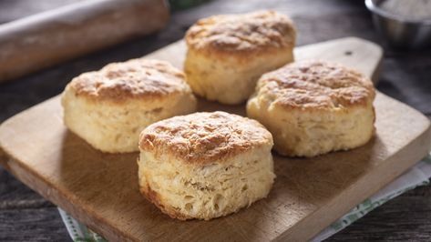 13 Mistakes You Need To Avoid When Baking Biscuits - The Daily Meal Japanese Hotcakes, 2 Ingredient Biscuits, Southern Thanksgiving Recipes, Best Biscuit Recipe, Biscuits From Scratch, French Foods, Buttermilk Substitute, Dinner Pies, Southern Biscuits