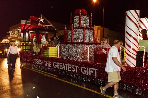 Christian Christmas Parade Floats | christmas parade float themes | think FBC must have some engineers in ... Christmas Floats Parade Ideas, Float Themes, Parade Float Theme, Christmas Floats, Parade Float Ideas, Parade Float Decorations, Hometown Christmas, Live Nativity, Christmas Parade Floats