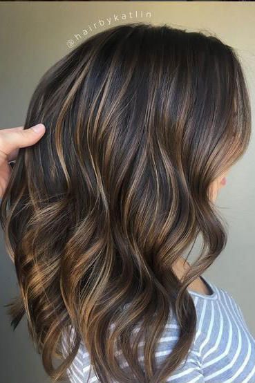 29 Brown Hair with Blonde Highlights Looks and Ideas - Southern Living Bayalage Brunette, Kadeřnické Trendy, Brunette Balayage, Brown Hair With Blonde Highlights, Caramel Highlights, Brown Balayage, Hair Color Highlights, Trendy Hair Color, Balayage Brunette