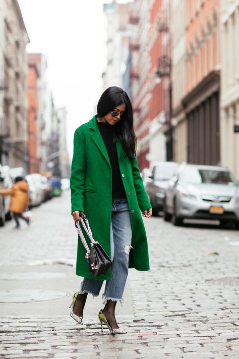 FISHNET UNDER JEANS Green Coat Outfit, Trench Vert, Fishnet Under Jeans, Coat Trends, Model Street Style, Dressing Style, Moda Paris, Blazer Outfit, Top Clothing