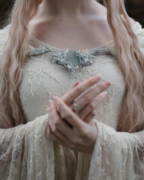 Galadriel Aesthetic, White Princess Aesthetic, Lord Of The Rings Dress, Galadriel Lotr, Galadriel Cosplay, Galadriel Dress, Forest Elf Aesthetic, Lady Galadriel, Lotr Aesthetic