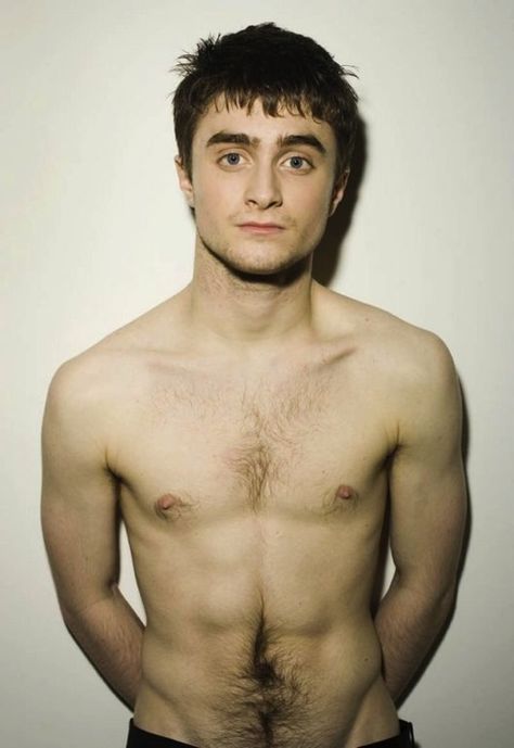 Daniel Radcliffe: Harry grows up! Yes indeed Happy Birthday Harry Potter, Daniel Radcliffe Harry Potter, Harry James Potter, Daniel Radcliffe, Shirtless Men, Johnny Depp, Celebrities Male, Harry Potter, Actors