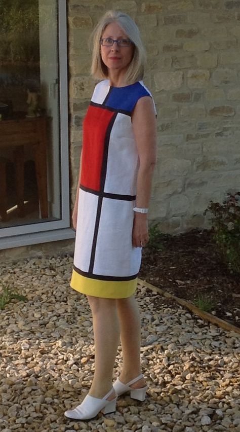 I have always loved this iconic dress, from Yve St Laurent's 1965 collection. He based that collection on the paintings of modern Dutch artist Piet Mondrian. He owned a Mondrian which was displayed... Mondrian Dress, Garment Inspiration, 60s Vintage Fashion, Fashion 60s, 1970 Fashion, 60’s Fashion, Family Dress, Mondrian Art, Crochet Dress Girl