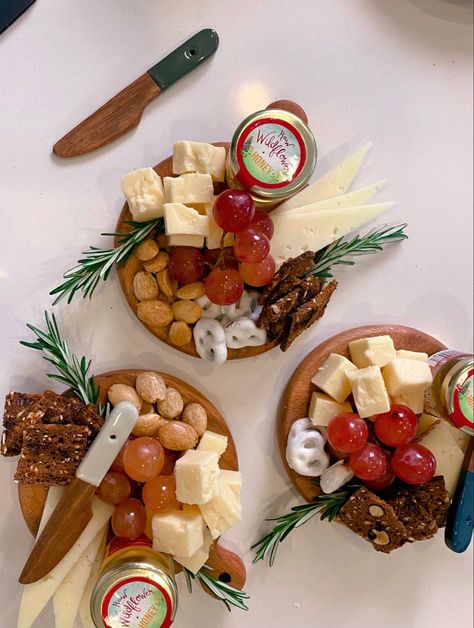 Small Charcuterie Board Christmas, Charcuterie For One Person, Mini Cheese Platter For One, Mini Cheese Board For One, Mini Personal Charcuterie Board, Christmas Charcuterie Board Small, Mini Charcuterie Plates, Mini Charturie Boards, Christmas Bring A Board Ideas