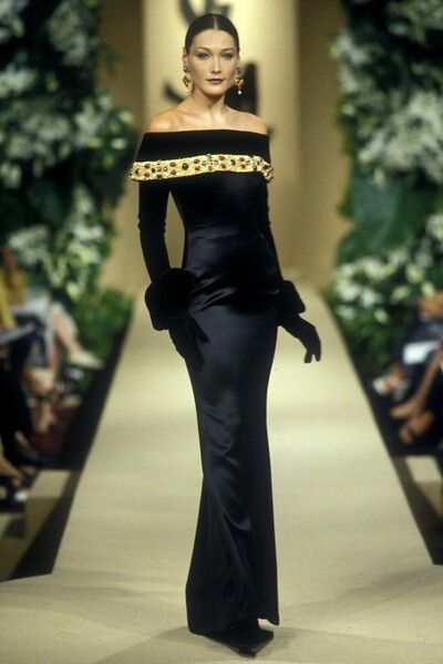 Yves Saint Laurent Dress, Saint Laurent Haute Couture, Yves Saint Laurent Fashion, Style Année 90, Yves Saint Laurent Couture, Runway Fashion Couture, Prada Spring, Carla Bruni, Dior Haute Couture