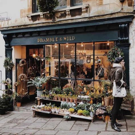 https://www.venuereport.com/roundups/30-of-the-cutest-plant-shops-around-the-world/entry/14/ Plant Shops, Flower Shop Interiors, Flower Shop Decor, Tattoo Plant, Flower Shop Design, Storefront Design, Flower Store, Decoration Plante, Florist Shop