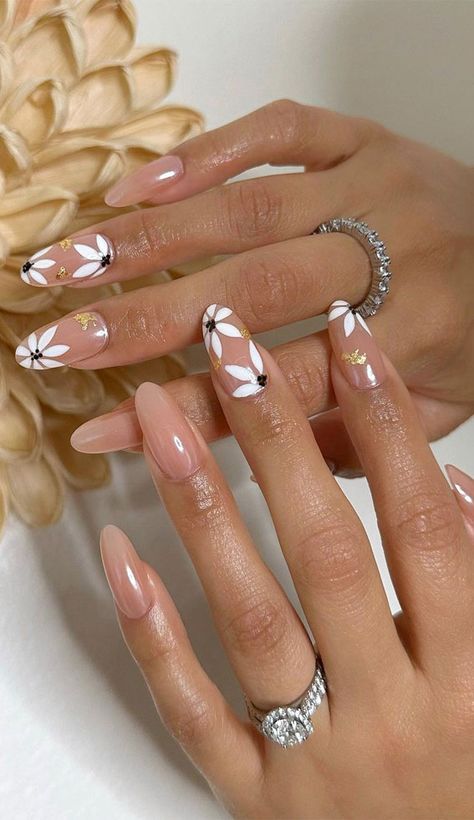 Corner Flower Nail Design, Realistic Flower Nails, Cute Flower Nails, Spring Flower Nails, Natural Color Nails, Grad Nails, Pink Flower Nails, Nails Flower, Daisy Nails