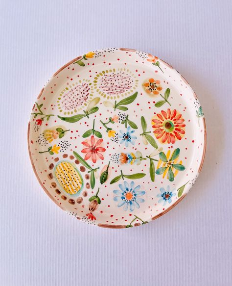 20cm flower-patterned plate Note: Since the products are 100 % handmade, each item will be unique and there may be slight differences in their forms, sizes and drawings. White Kitchen Colourful Accessories, Platter Designs Ceramic, Hand Painted Plates Design, Handmade Ceramic Plate, Floral Pottery Painting, Ceramic Painting Plate, Painting On Plates, Pottery Art Painting, Ceramic Painting Ideas Plates