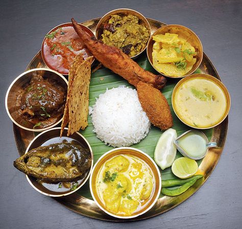 Bengali-Thali=Not everything is here,There is a long list of food in Bengali Thali. Missi Roti, Afternoon Images, Indian Food Photography, Veg Thali, Chicken Lunch, Hello Sunday, Bengali Food, Dried Vegetables, Sunday Afternoon