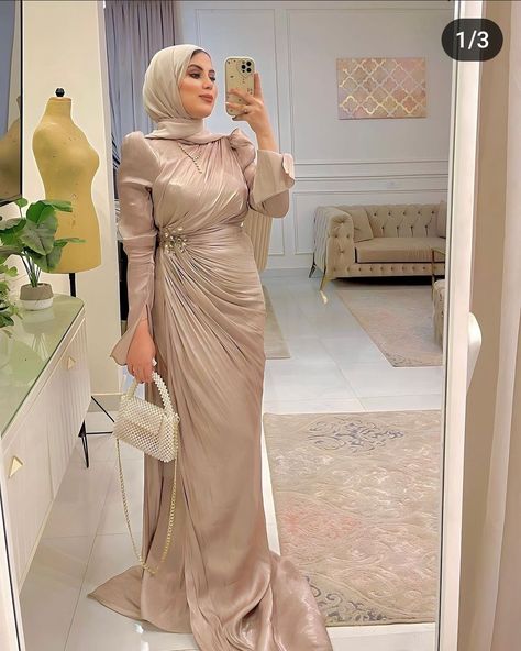 Soiree Dresses For Hijab, Simple Engagement Dress, Hijab Soiree, Gown Dress Party Wear, Elegant Silk Dresses, Hijab Dress Party, Chic Evening Dress, Soiree Dress, Classy Prom Dresses