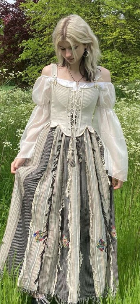 Fairycore Inspo Outfit, Dark Fairytale Outfit, Goblincore Dress Aesthetic, Fair Grunge Outfit, Cute Ren Fair Outfits, Cottage Core Fairy Costume, Rennaisance Outfits Fairy, Renfaire Outfit Fairy, Fantasy Core Outfits