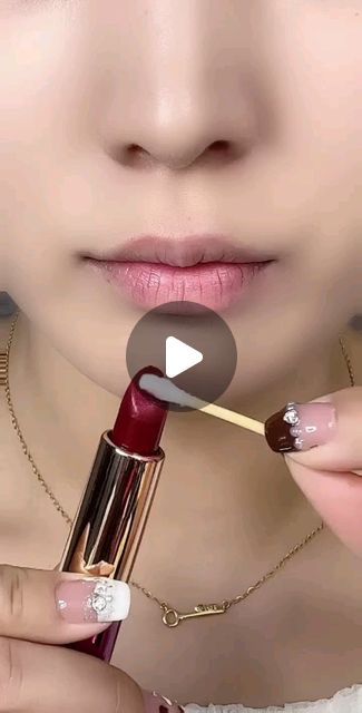 Lipstick Application Video, Why Lipstick Doesn’t Look Good On You, Cool Lip Makeup, Make Up Tips And Tricks Hacks, Lipstick Hacks Beauty Tricks, How To Apply Lipstick For Beginners, Lips Makeup Ideas, How To Put On Lipstick, How To Line Your Lips