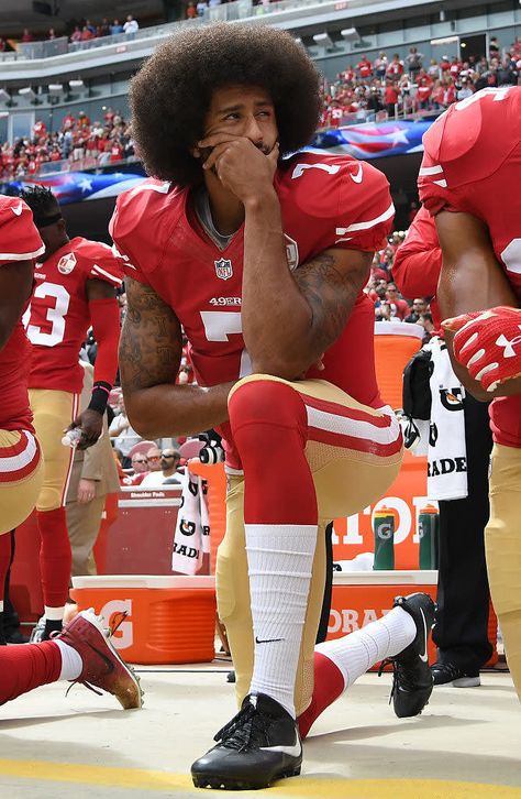 Welllllllll...here we are one year later and lots of people are still in their feels. So the NFL's debating whether to require their grown adult players to stand for the anthem, even if they don't want to. Colin Kaepernick, By Any Means Necessary, Black Knowledge, Art Body, Marvin Gaye, Corte De Cabelo Masculino, American Sports, National Anthem, A Football