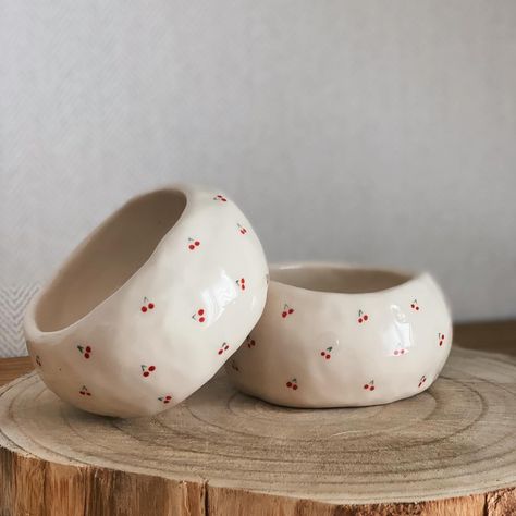 Ceramics Hand Building Ideas, Pottery Dishes Handmade, Cute Handmade Pottery, Pottery And Ceramics, Handmade Bowls Pottery, Ceramics Bowl Ideas, Ceramic Pinch Pots Ideas, Ceramic Diy Ideas, Pinch Pottery Ideas