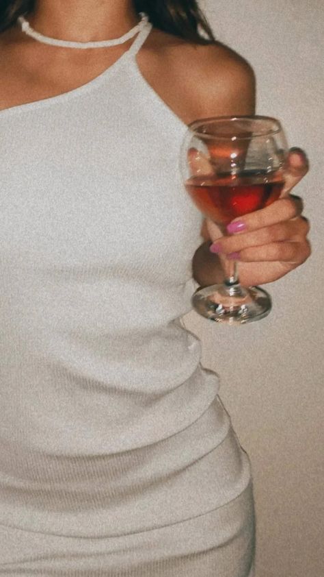 Woman Drinking Martini Photography, Picture With Wine Ideas, Wine Glass Poses Instagram, Aesthetic Wine Glass Pictures, Wine Poses Instagram, Photoshoot With Wine Glasses, Wine Pictures Aesthetic, Poses With Wine Glasses, Wine Pictures Instagram