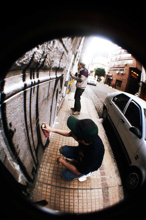 Vandals Graffiti, Doing Graffiti, Early 2000s Photoshoot, 2000s Photoshoot, Comic Book Drawing, Beatiful People, Cinema Art, Urban Planet, Perspective Drawing