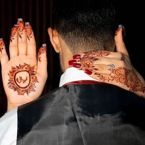 Couple Name Mehandi Design, Mehndi Couple, Bride Photos Poses, Latest Henna Designs, Simple Mehndi Designs Fingers, Latest Simple Mehndi Designs, Mehndi Art Designs, Wedding Couple Poses Photography, New Mehndi Designs