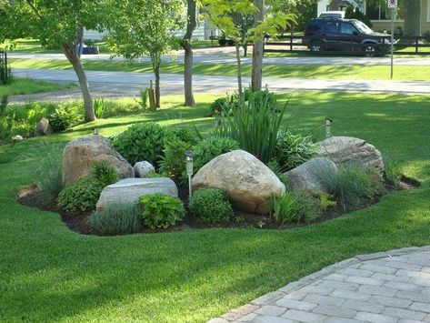 Tips for Landscaping with Rocks and Boulders Large Yard Landscaping, Backyard Gardens, Pathway Landscaping, Landscaping With Boulders, Rock Garden Design, Driveway Landscaping, Beautiful Yards, Rock Garden Landscaping, Large Yard