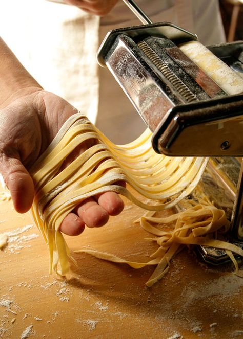 Italian Eggs, Pasta Maker Machine, Pasta Per Pizza, Pasta Casera, Pasta Italiana, Egg Pasta, Pasta Fatta In Casa, Making Pasta, Homemade Noodles