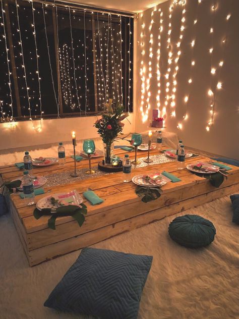 Indoor Dinner Ideas, Birthday Setups At Home, Cozy Birthday Decor At Home, Boho Indoor Party, Birthday Dinner At Home Decor, Home Concert Ideas, At Home Concert Ideas, Indoor Picnic Setup Ideas, Cosy Birthday Party Ideas