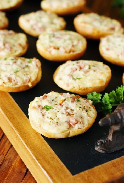 Ham & Cheese Mini Bagel Bites Mini Bagel Appetizers, Mini Bagels Recipe, Mini Bagel Bites, Recipes Using Ham, Mini Food Appetizers, Sandwich Maker Recipes, Bagel Breakfast Sandwich, Cheese Bagels, Mini Bagels