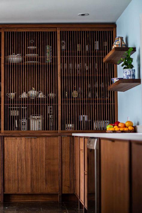 Here is some incredible mid-century modern kitchen inspiration! Allen Fulmer of Imoshen Studio designed and crafted the shoji screens and walnut-veneered cabinetry for this amazing space! Mid Century Modern Walnut Kitchen, Modern Kitchen Inspiration, Modern Walnut Kitchen, Shoji Screens, Walnut Kitchen, Rubio Monocoat, Shoji Screen, Mid Century Modern Kitchen, Retro Interior