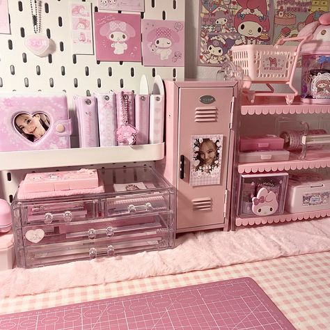 Girl Desk, Dream Desk, Study Desk Decor, Aesthetic Desk, Pink Desk, Cute Diy Room Decor, Desk Inspiration, Desk Makeover, Pinterest Room Decor