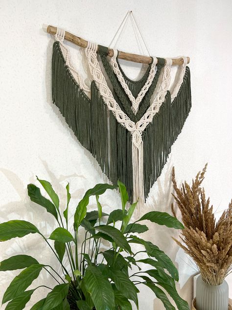 Earthy Macrame, Green Macrame Wall Hanging, Macrame Wall Hanging Decor, Wall Decor Macrame, Macrame Inspiration, Green Macrame, Modern Macrame Wall Hanging, Photo Zone, Macrame Backdrop