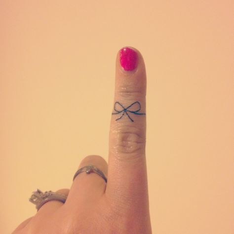 I got it!!  My Forget-Me-Knot Finger Tattoo!! I love it. :) Small Bow Tattoos, Finger Tattoos Fade, Pinky Tattoo, Finger Tattoos For Women, Bow Finger Tattoos, Bow Tattoos, Remember Tattoo, Toe Tattoos, Tattoo For Boyfriend