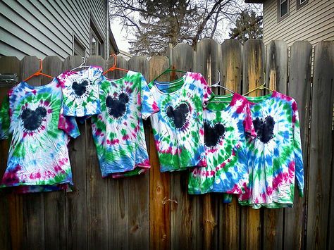 Tie Dye Shirt Diy, Tie Dye Disney Shirts, Mickey Tie Dye, Mickey Shirts, Tie Dye Disney, Dye Projects, Diy Tie Dye, Diy Tie Dye Designs, Diy Tie Dye Shirts