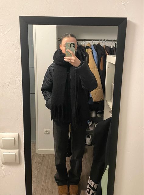 Oversize Scarf Outfit, Outfits With Big Scarfs, Black Scarf Outfit Winter, Chunky Scarf Outfit Aesthetic, Huge Scarf Outfit, Black Scarf Aesthetic, Fall Outfits With Scarf, Aesthetic Cold Weather Outfits, Hoodie And Scarf Outfit